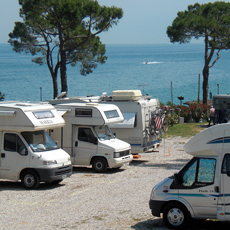 Panorama van de camperstaanplaats met uitzicht op het Gardameer