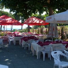 Tische im Freien vom Ristorante Pizzeria Stella del Garda